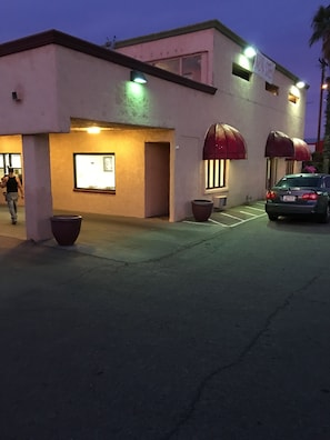 Vista frontal de la propiedad por la tarde o noche