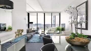 Luxury-Apartment, 1 Schlafzimmer, Stadtblick (Upper East Side) | Wohnzimmer | 55-Zoll-Flachbildfernseher mit Digitalempfang, Fernseher, Netflix