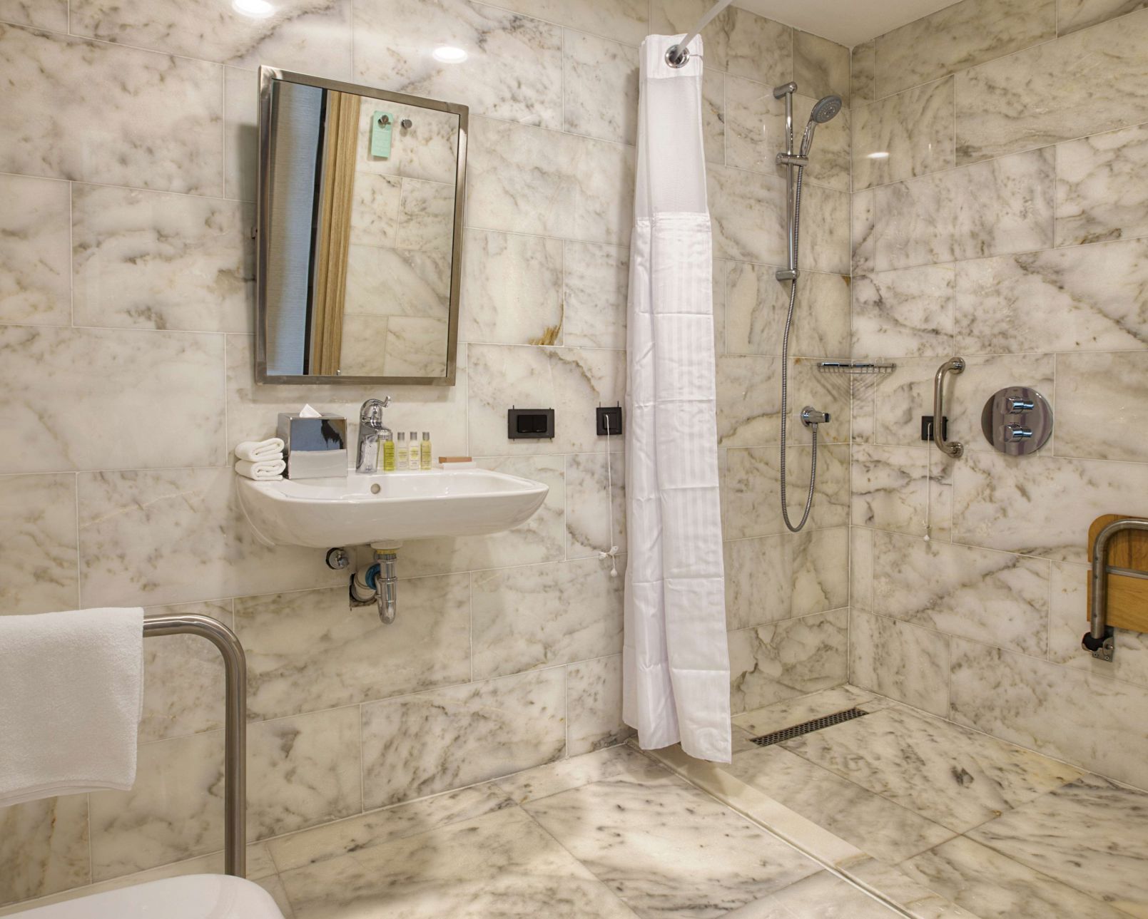 Baño | Ducha, artículos de higiene personal gratuitos y secador de pelo