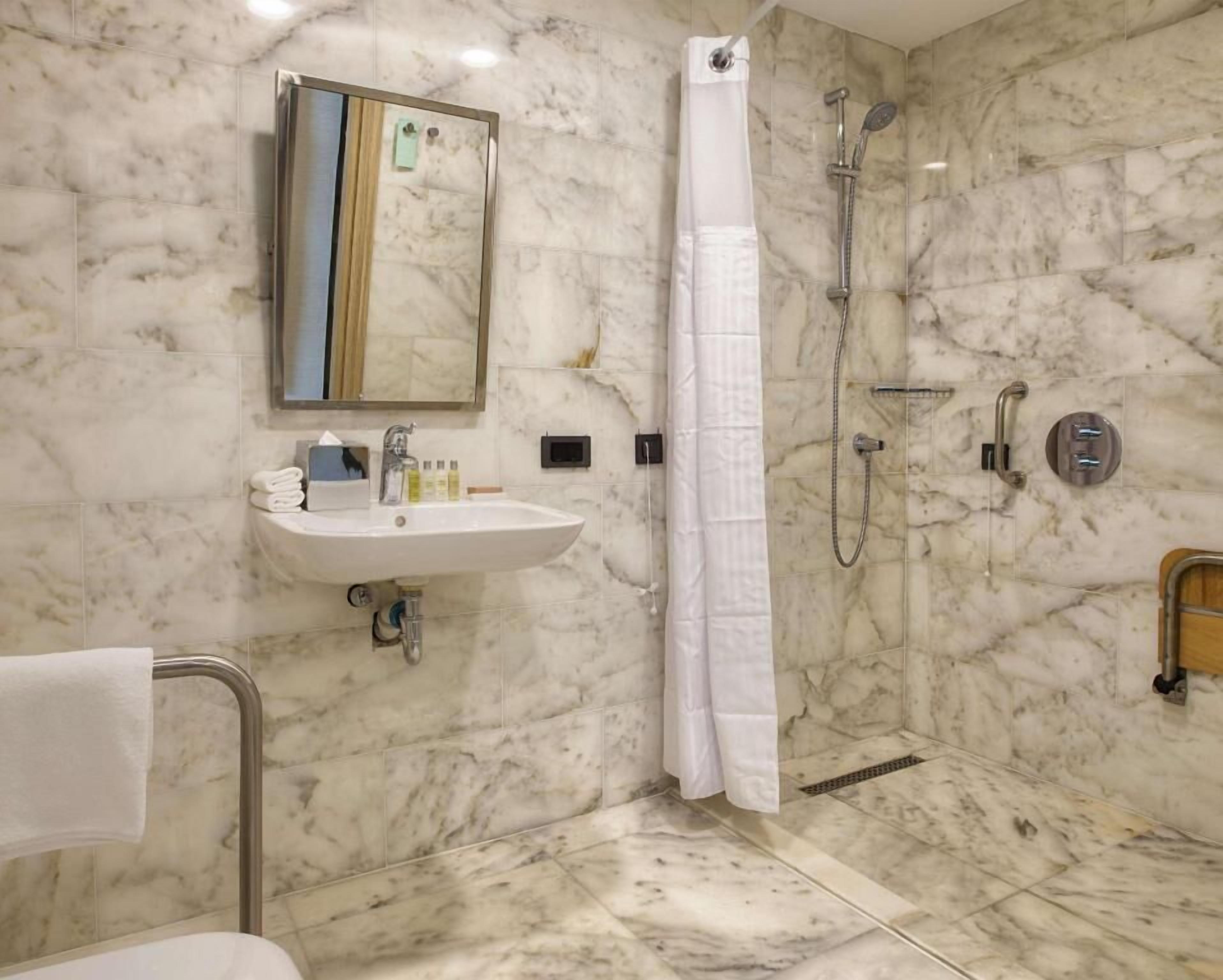 Baño | Ducha, artículos de higiene personal gratuitos y secador de pelo