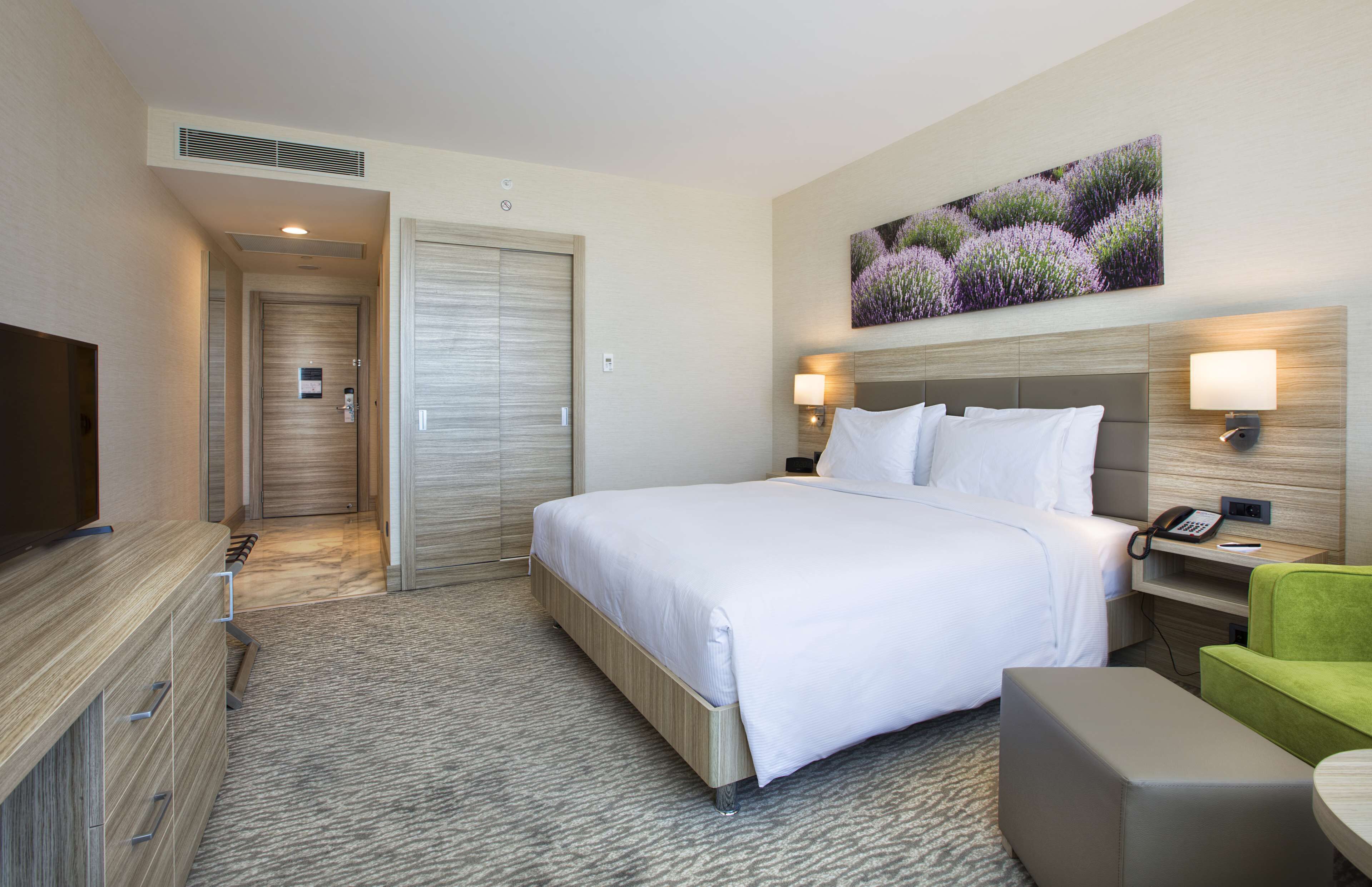 room, 1 king bed | in-room safe, desk, soundproofing, free cots/infant beds