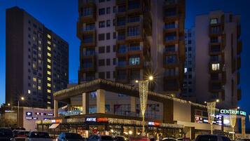 A multi-story hotel with balconies, a covered walkway, and a sign for 'CENTRUM CARE'.