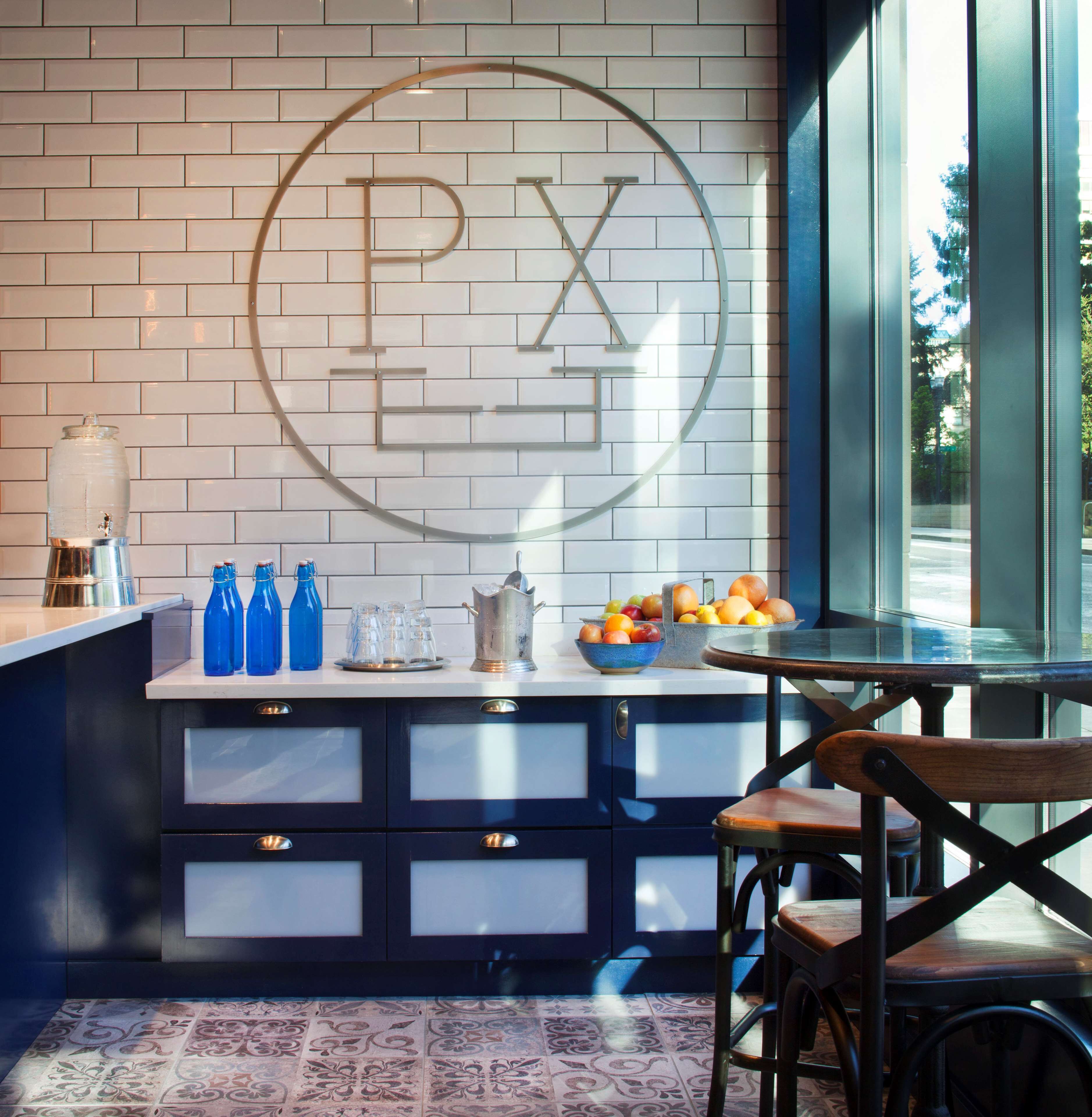 2 restaurants, breakfast, dinner served; american cuisine