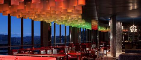 2 restaurantes, se sirven desayunos, cenas y cocina americana