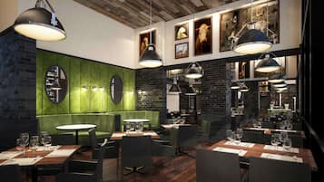 Een restaurant interieur met bakstenen muren, groene lambrisering en meerdere eettafels met stoelen.