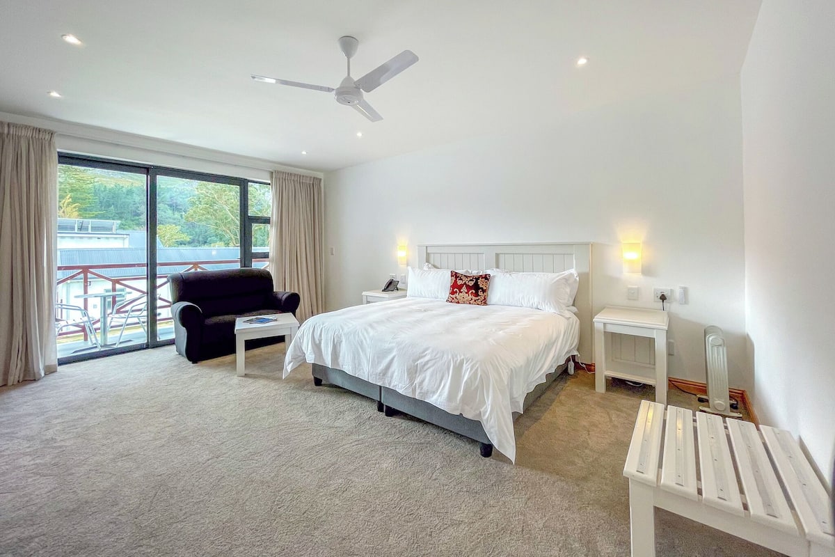 خز نة داخل الغرفة ومكتب وواي فاي مجانًا وملاءات أسرّة