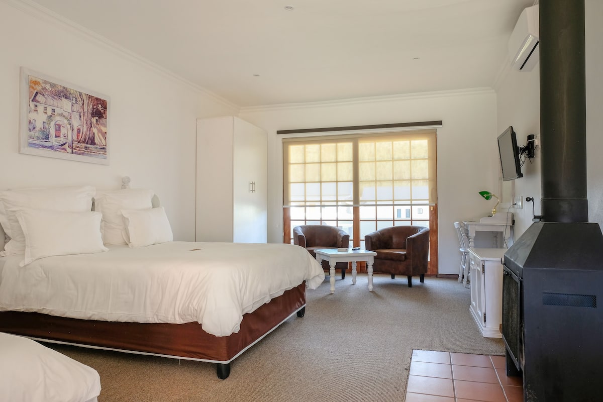 Double & 4 Single Beds Interleading Room