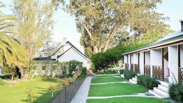 Double & 3 Single Beds Interleading Room | Vista para o jardim