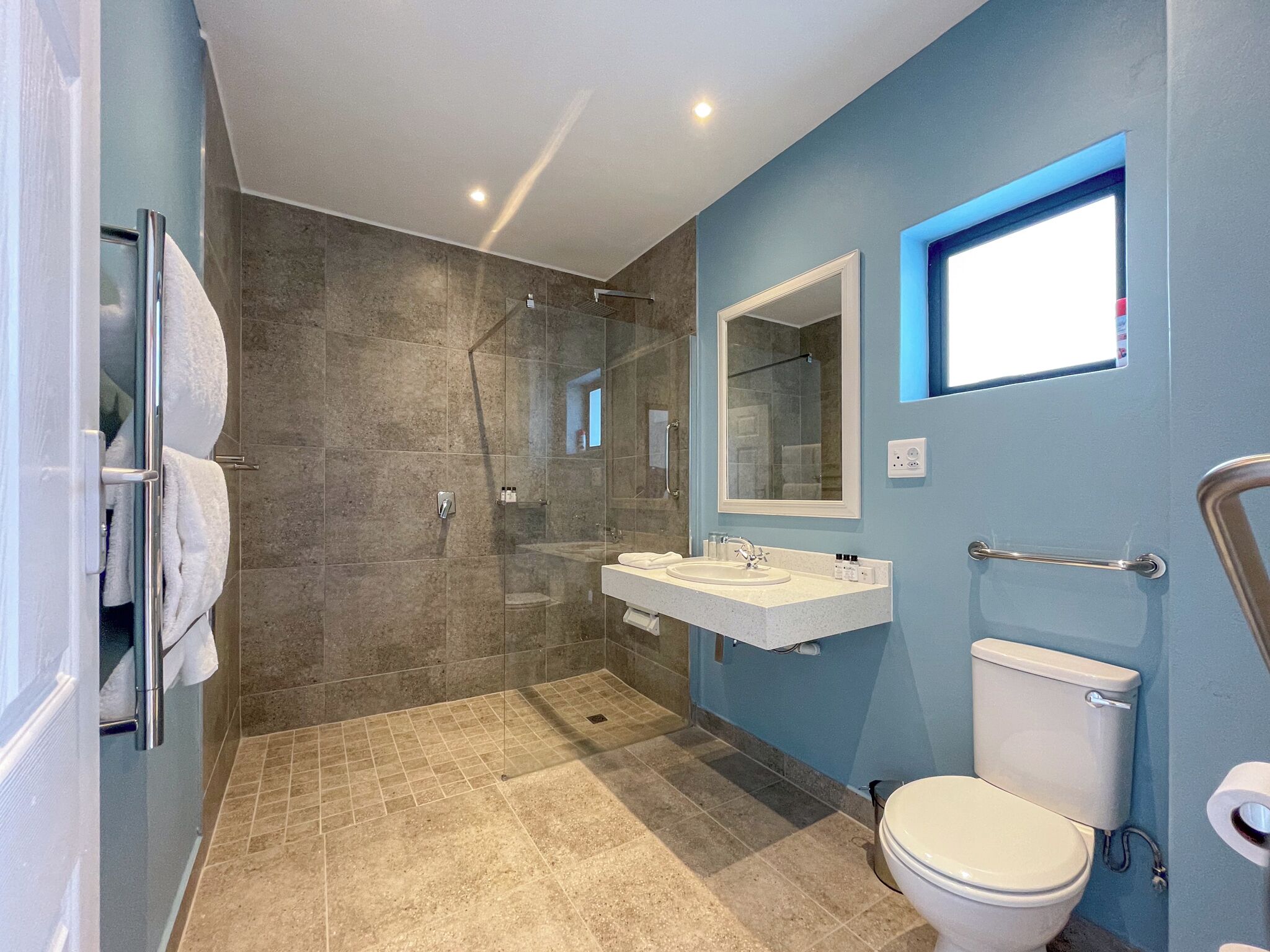 comfort double room | bathroom | separate bathtub and shower, free toiletries, towels
