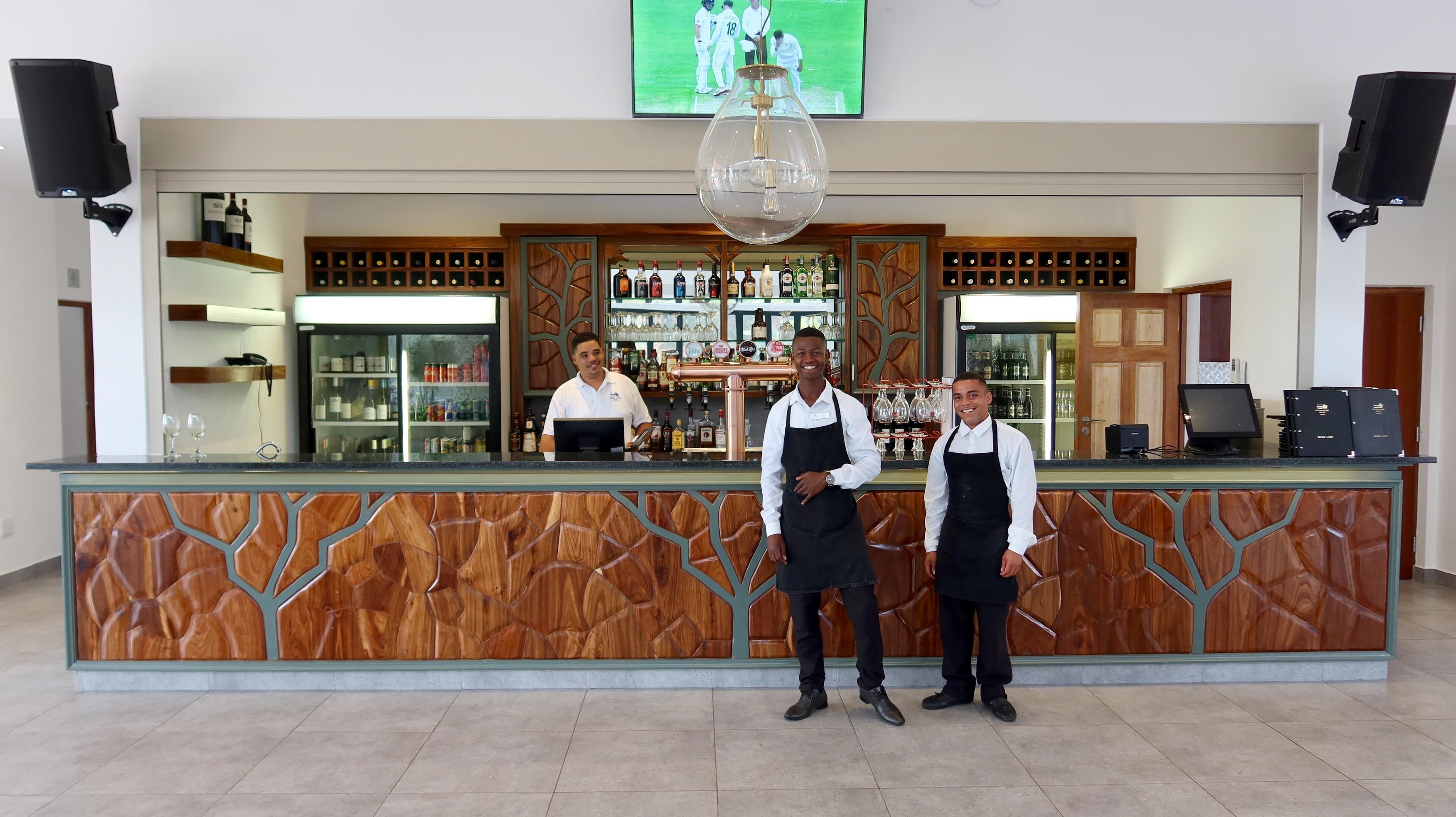 Bar (trong khuôn viên)