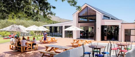 2 restaurantes; se sirven desayunos