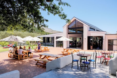 2 restaurantes; se sirven desayunos