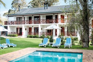 Indoor pool, 2 outdoor pools, pool umbrellas, pool loungers - Houw Hoek Hotel (Grabouw)