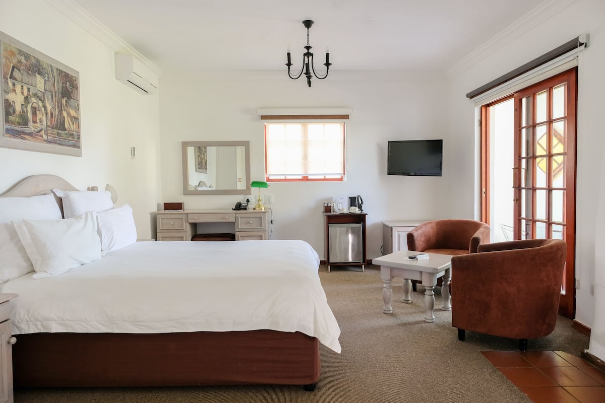 Double & 2 Single Beds Interleading Room