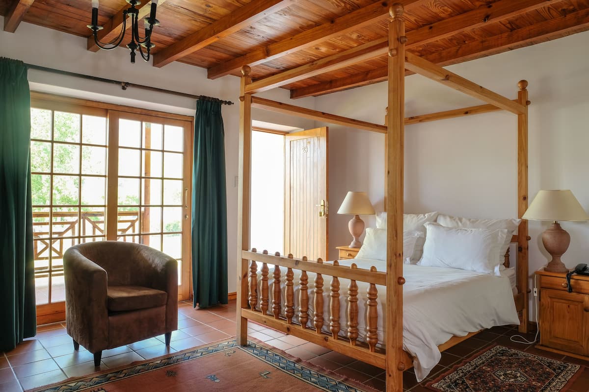 Double & 2 Single Beds Open Plan Room