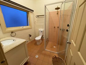 Loft Unit (Merlot) | Bathroom | Shower, free toiletries, hair dryer, towels - Villa Provence (Pokolbin)
