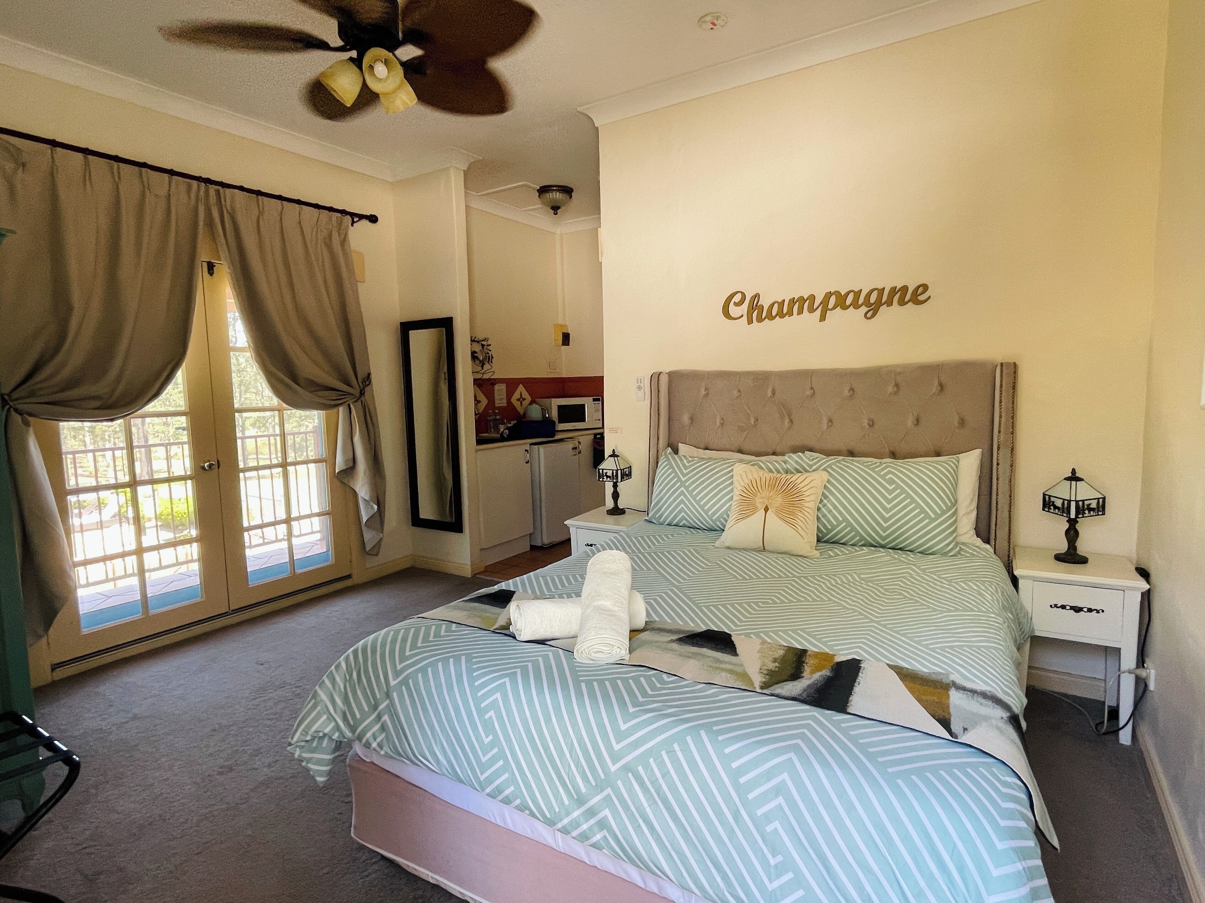 Ropa de cama de alta calidad, minibar y tabla de planchar con plancha 