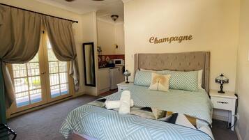 Deluxe Queen Pool View Room (Champagne)