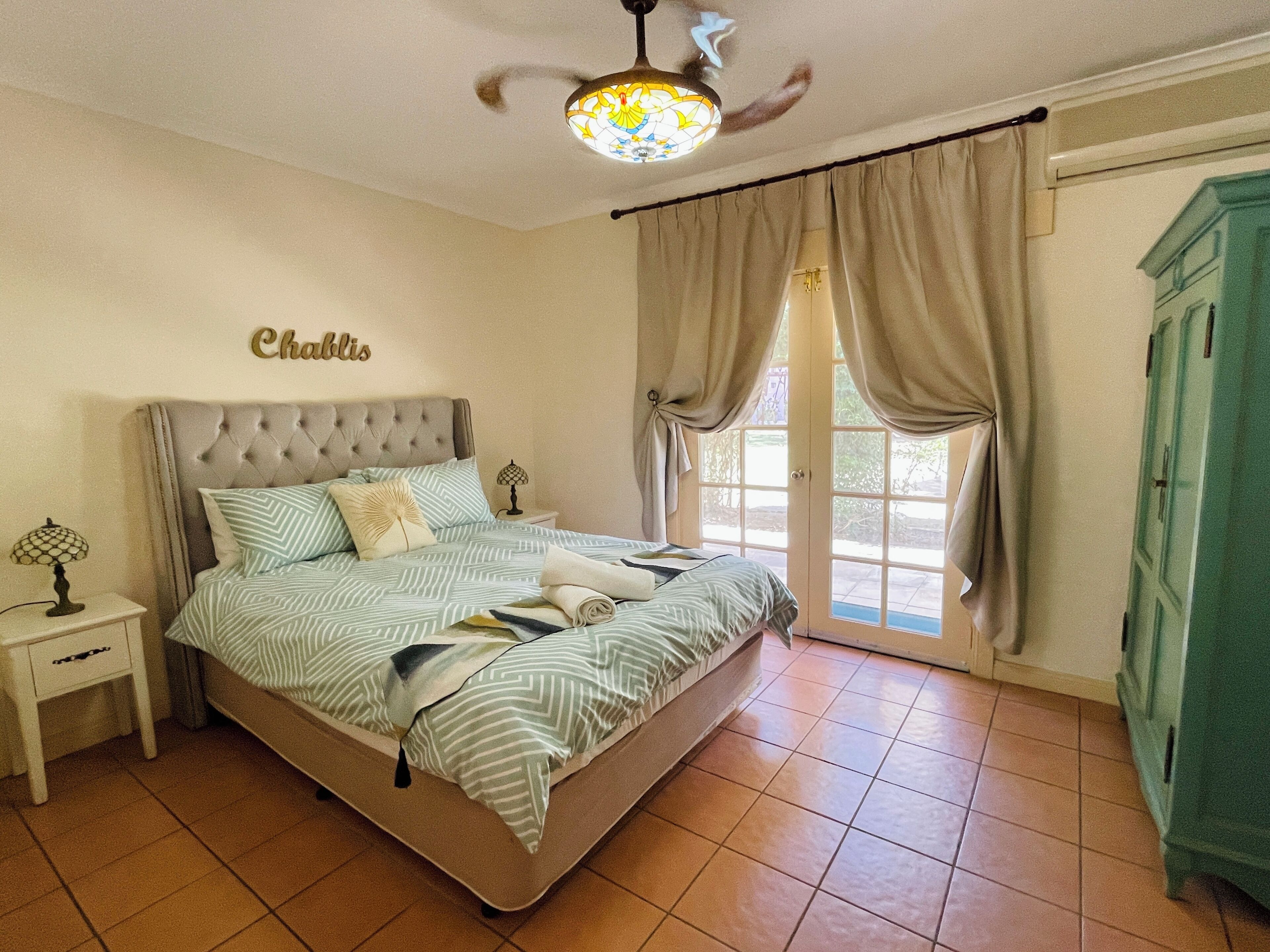 Ropa de cama de alta calidad, minibar y tabla de planchar con plancha 