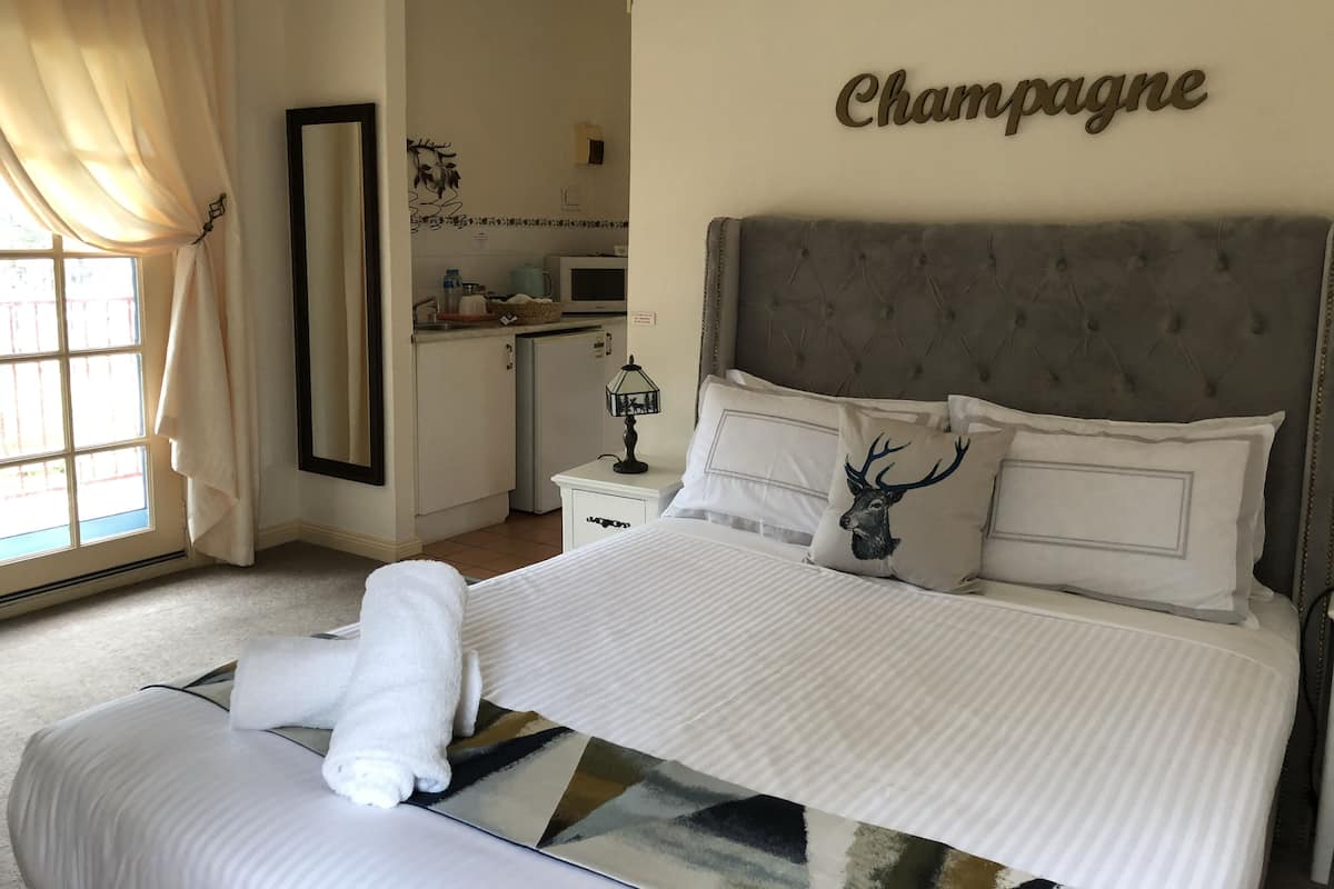 Kamar, pemandangan kolam renang (Champagne) | Seprai premium, minibar, dan setrika/meja setrika