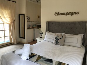 客房, 泳池景观 (Champagne) | 高档床上用品、迷你吧、熨斗/熨衣板、免费婴儿床