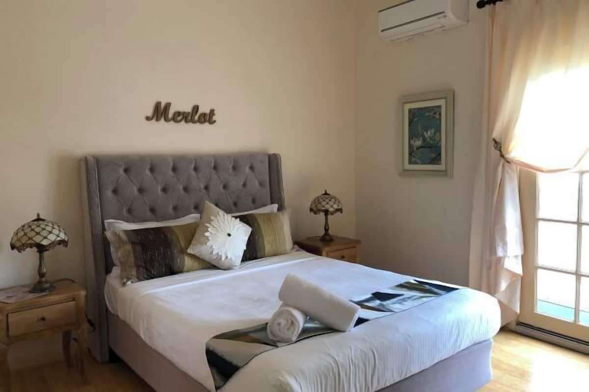 Seprai premium, minibar, dan setrika/meja setrika