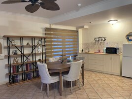 Refrigerador, microondas, cafetera/tetera, tetera/pava eléctrica