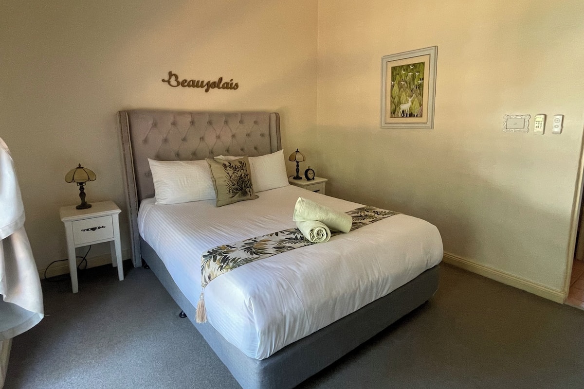 Suite, 1 kamar tidur, balkon (Beaujolais) | Seprai premium, minibar, dan setrika/meja setrika