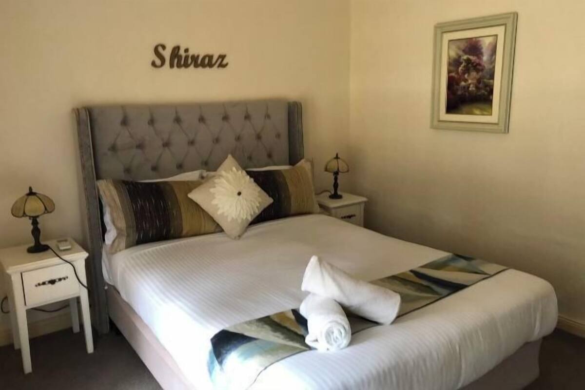 Seprai premium, minibar, dan setrika/meja setrika