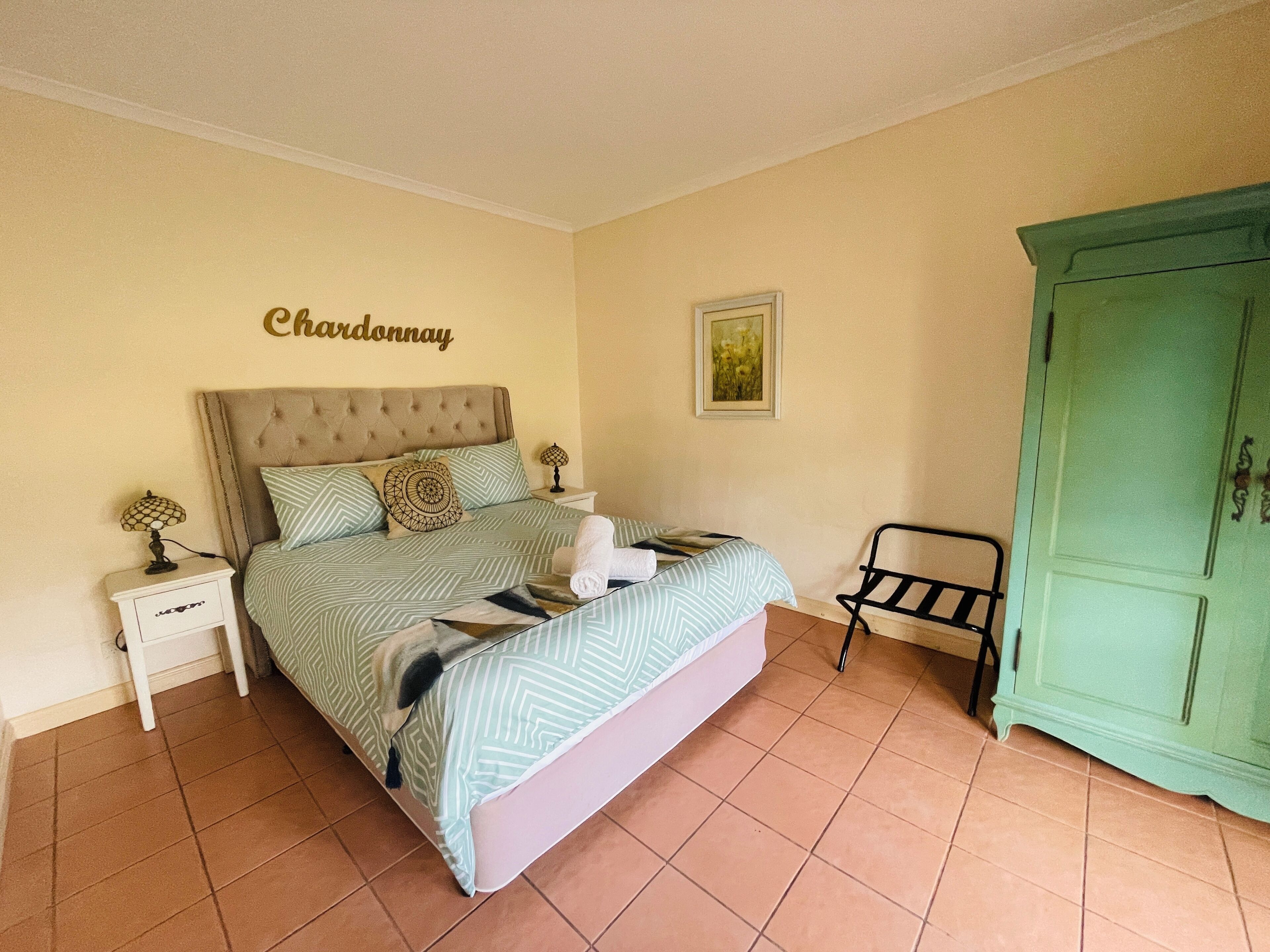 Ropa de cama de alta calidad, minibar y tabla de planchar con plancha 