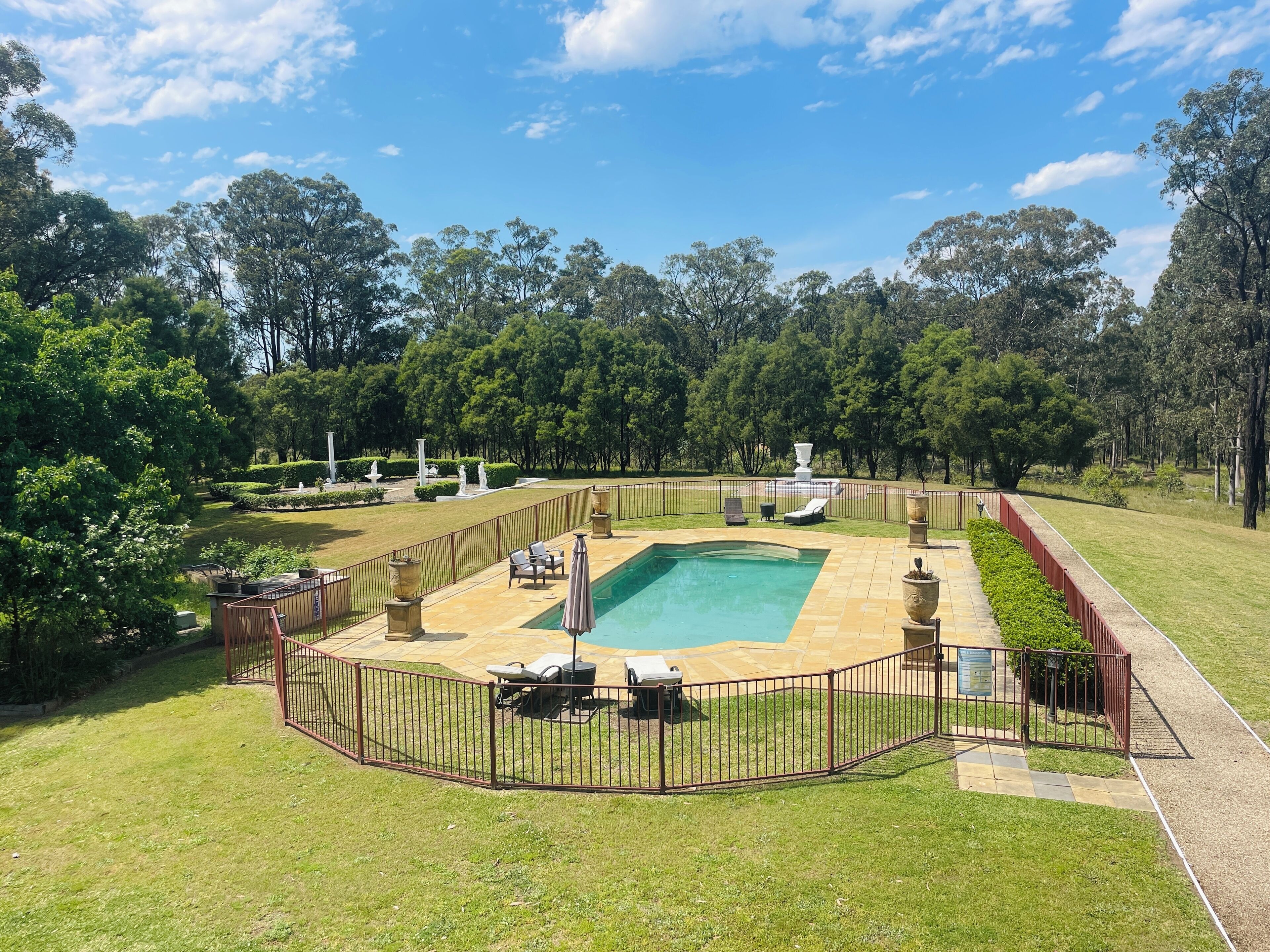 Una piscina al aire libre de temporada