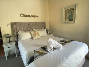 Ropa de cama de alta calidad, minibar y tabla de planchar con plancha 