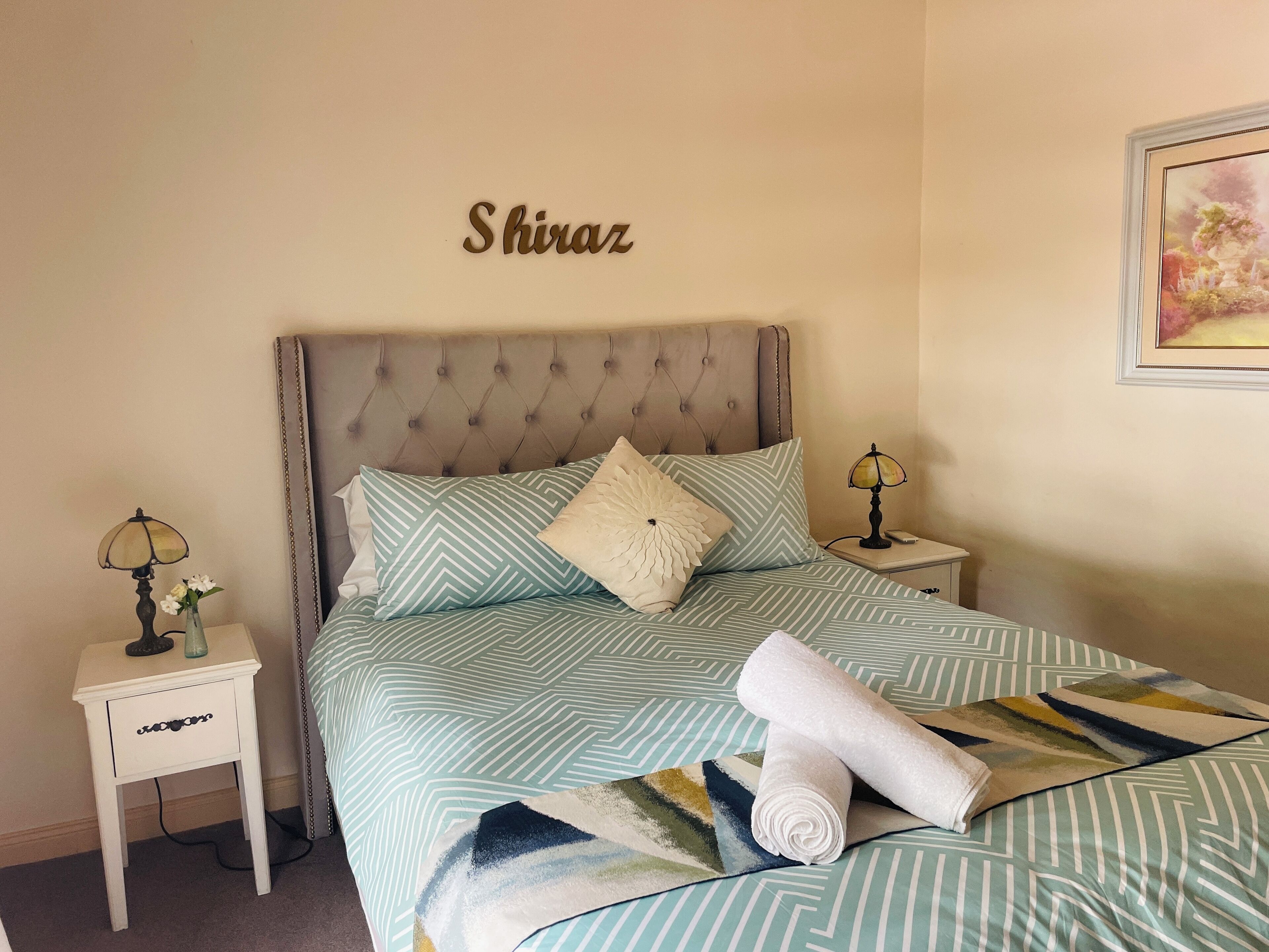 أغطية فراش متميزة وميني بار ومكواة/لوح كي وأسرّة أطفال/رضّع (مجانًا)