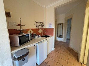 Refrigerador, microondas, cafetera/tetera, tetera/pava eléctrica