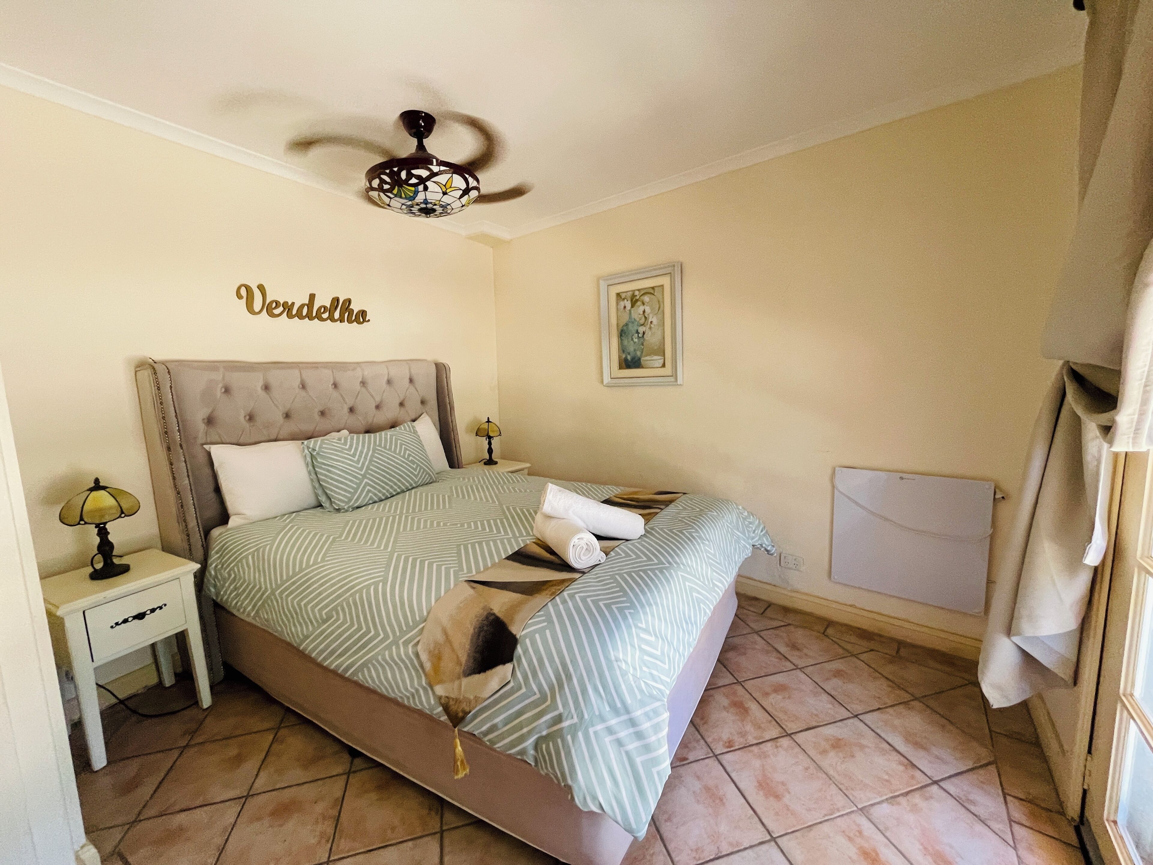 Ropa de cama de alta calidad, minibar y tabla de planchar con plancha 