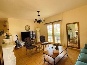 Suite, 3 Bedrooms, 2 Bathrooms | Living area | Flat-screen TV, fireplace, DVD player - Villa Provence (Pokolbin)