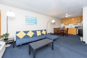 Suíte luxo, cozinha americana | Escrivaninha, ferros/tábuas de passar roupa