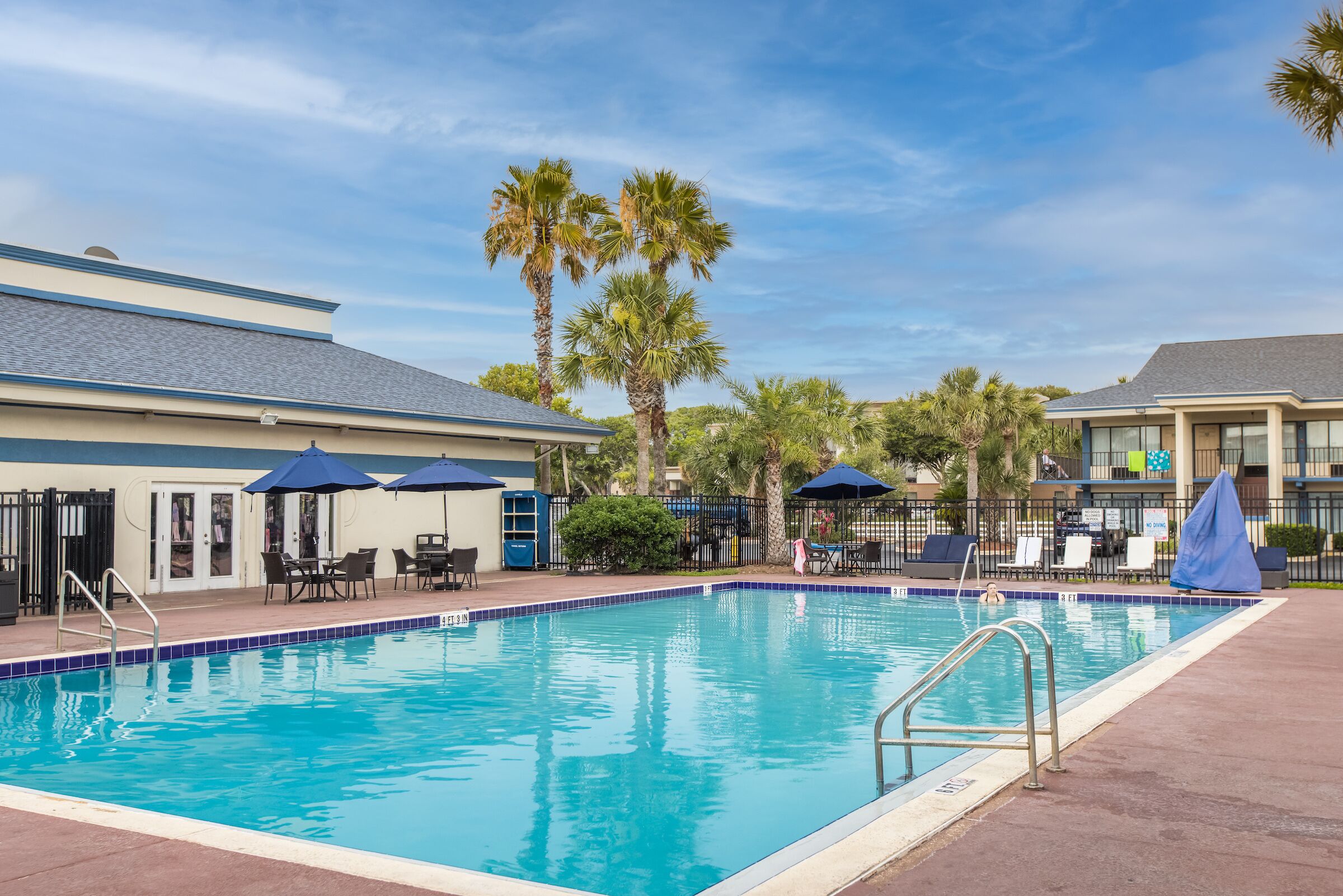 حمّام سباحة خارجي، حمّام سباحة مُدفَّأ، مقاعد للتشمس