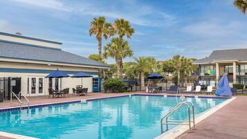 Utendørsbasseng, et oppvarmet basseng og solsenger