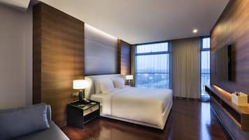 Superior Suite, 1 King Bed | Free minibar items, in-room safe, desk, laptop workspace
