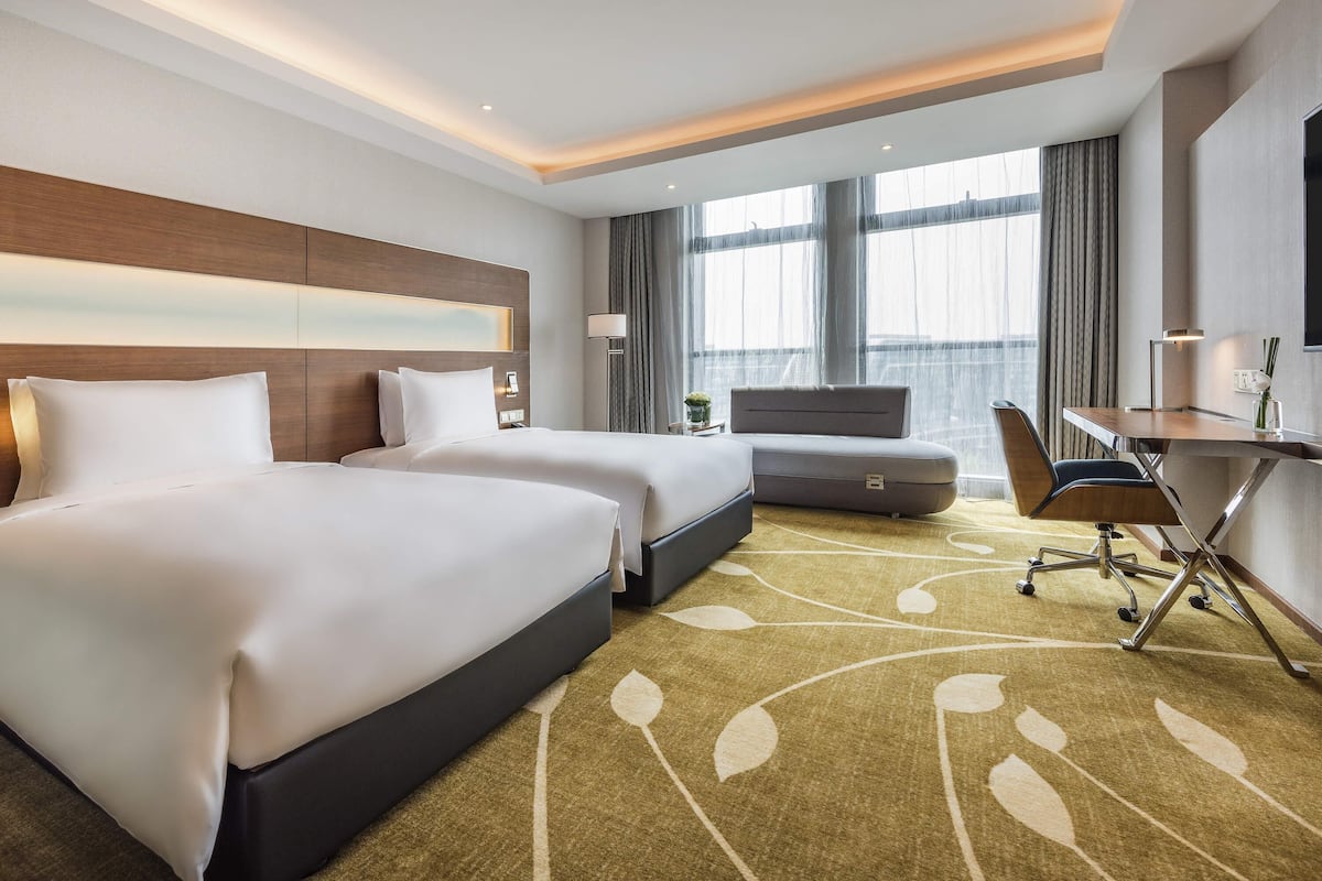 Executive Room, 2 Twin Beds | Free minibar items, in-room safe, desk, laptop workspace