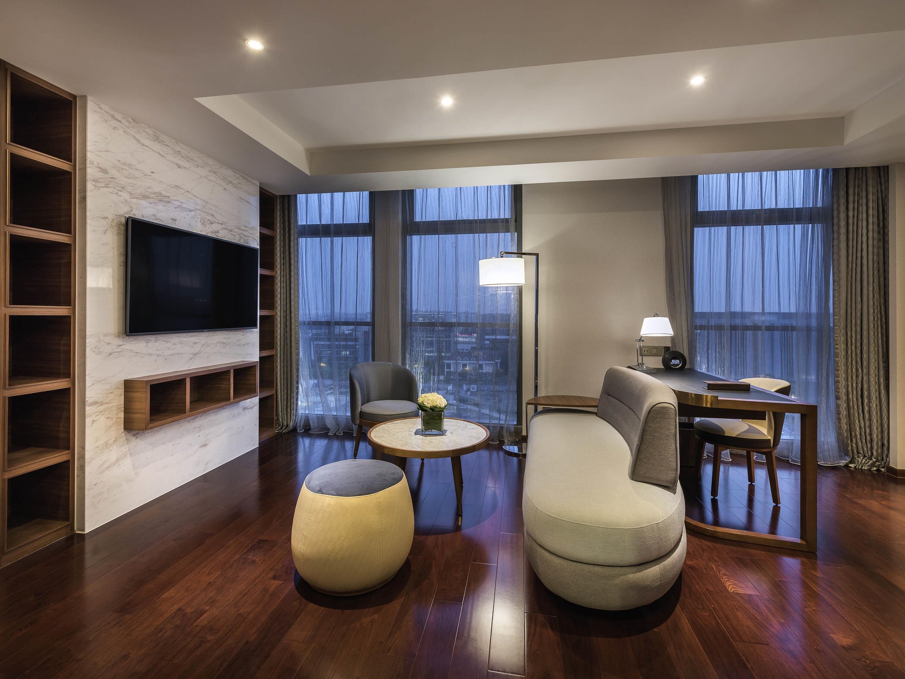 superior suite, 1 king bed | 1 bedroom, free minibar items, in-room safe, desk