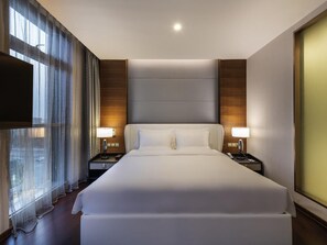 Free minibar items, in-room safe, desk, laptop workspace - Novotel Shanghai Hongqiao Hotel (Shanghai)