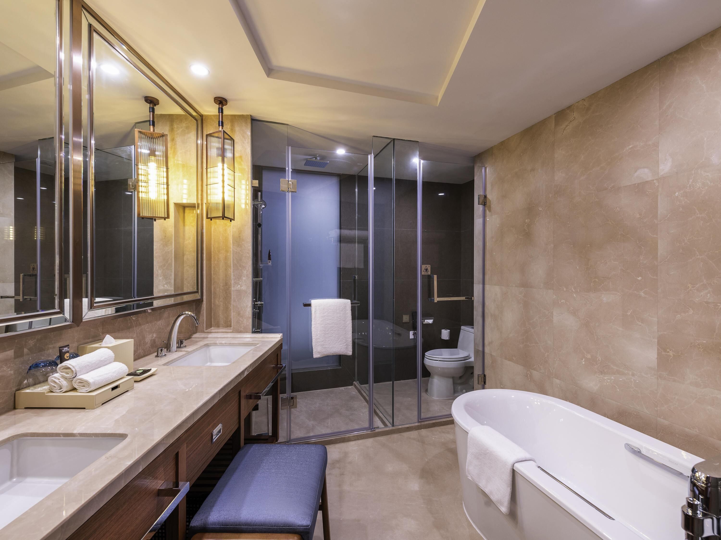 junior suite, 1 king bed | 1 bedroom, free minibar items, in-room safe, desk