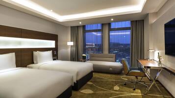 Quarto superior, 2 camas de solteiro | Frigobar (abastecido com alguns itens grátis), cofres nos quartos