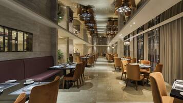 2 restaurants; breakfast, lunch and dinner served
