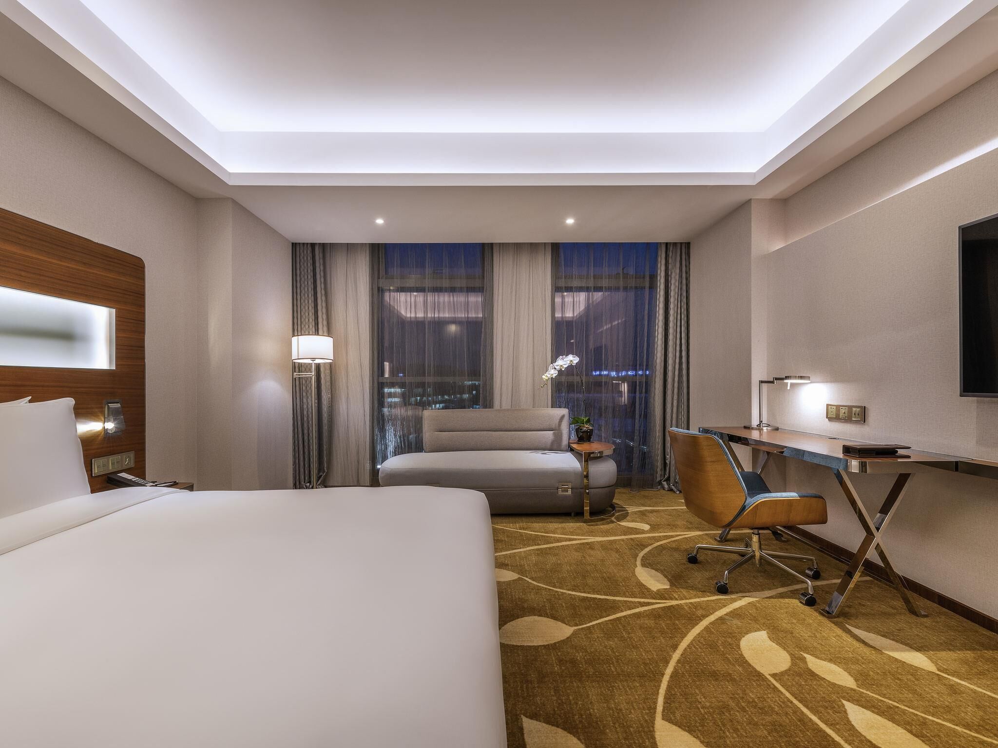 Superior Room, 1 King Bed | Free minibar items, in-room safe, desk, laptop workspace