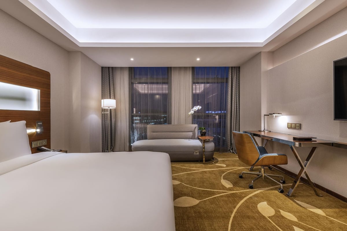 Superior Room, 1 King Bed | Free minibar items, in-room safe, desk, laptop workspace