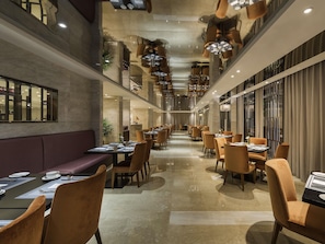 2 restaurants; breakfast, lunch and dinner served  - Novotel Shanghai Hongqiao Hotel (Shanghai)