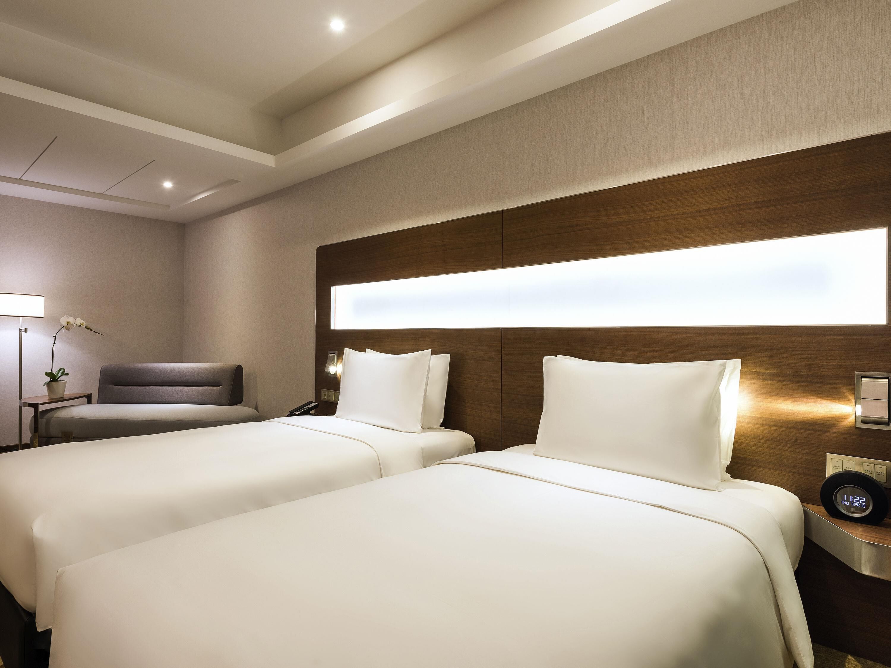 Habitación Deluxe, 2 camas individuales | Minibar (con algunos artículos gratuitos), caja fuerte, escritorio